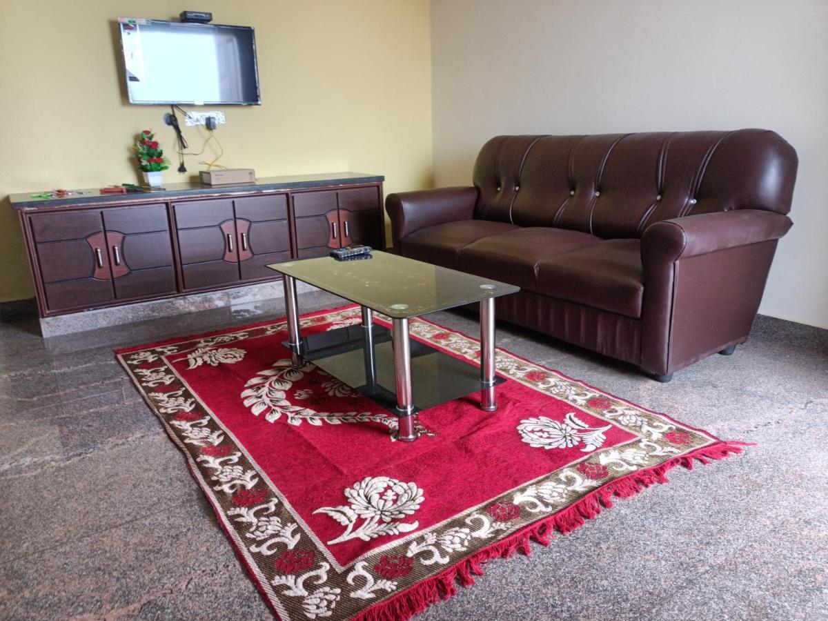 Four Seasons Home Stay تيروباتي المظهر الخارجي الصورة