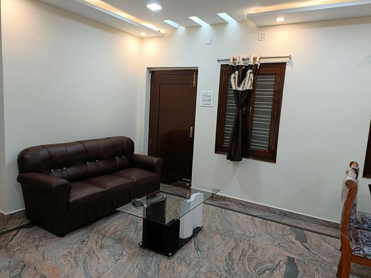 Four Seasons Home Stay تيروباتي المظهر الخارجي الصورة